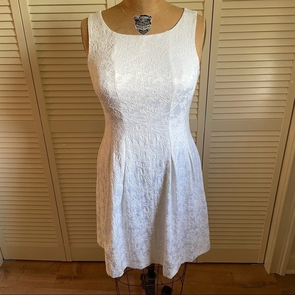 JUST TYLOR White Above the knee Sleeveless Dress Textured Fabric Size 8 - Picture 1 of 5